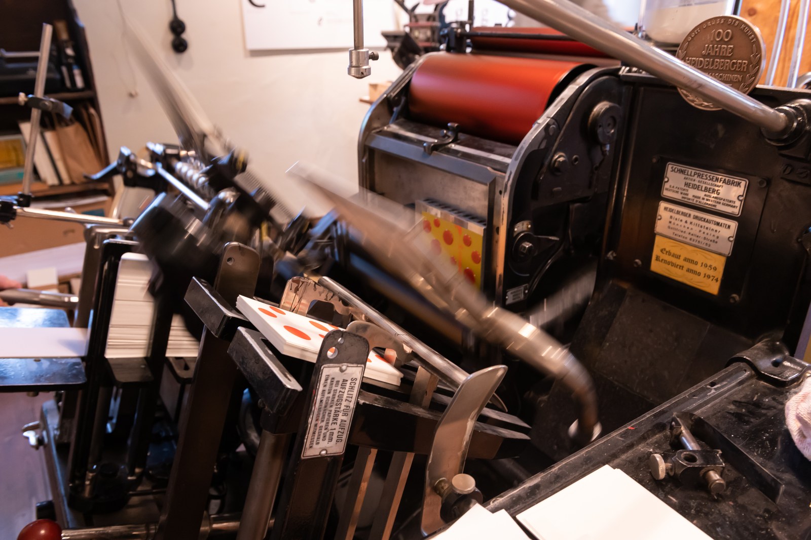 Historische Heidelberger Tiegeldruckmaschine von 1959 im Einsatz